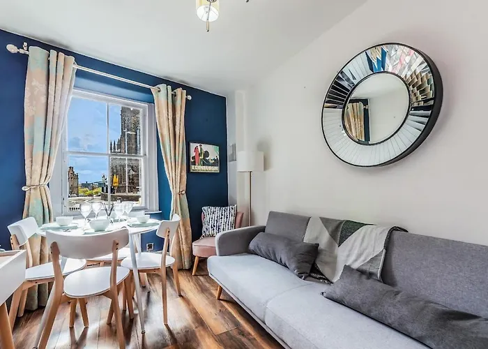 Cozy Apt At Edinburgh Castle, Parking